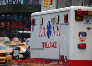 Njujork: Majka bacila dvoje male dece kroz prozor i skočila za njima