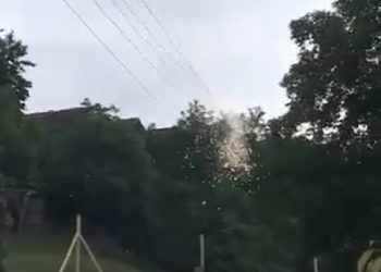 (VIDEO) STRAŠNE SCENE U NOVOM PAZARU! Varničenje žica preti da napravi katastrofu