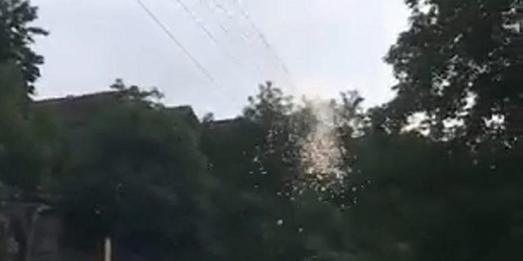 (VIDEO) STRAŠNE SCENE U NOVOM PAZARU! Varničenje žica preti da napravi katastrofu