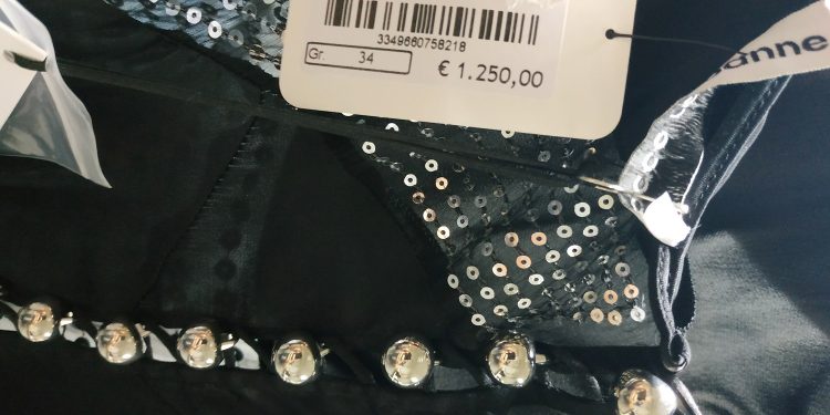ZAPLENA NA ŠPILJANIMA: Garderoba milionske vrednosti u toaletu autobusa (FOTO)