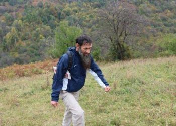 SABAHUDIN SVAKOG PETKA PJEŠAČI TRI SATA KAKO BI KLANJAO DŽUMU-PREKO BRDA I ŠUMA…