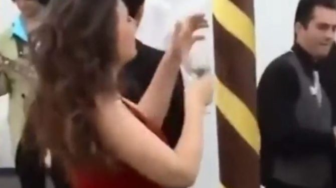 (VIDEO) Venčanje iz snova ili noćna mora? Vesela kuma napravila haos na venčanju