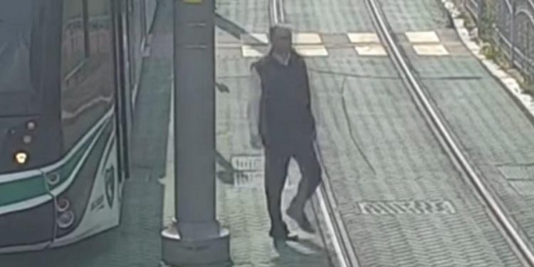 (VIDEO) JUNAK DANA: Vozač tramvaja u Turskoj humanim činom ODUŠEVIO CIJELI SVIJET