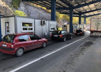 Dva autobusa zadržana na Jarinju! Kosovska policija ne dozvoljava prelaz