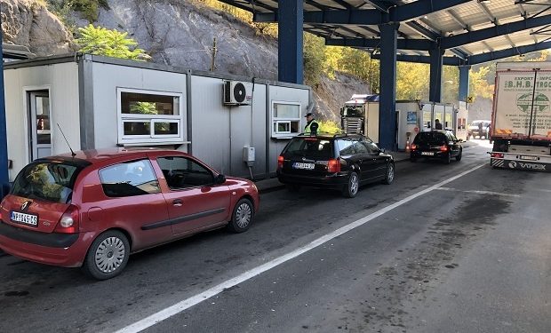Dva autobusa zadržana na Jarinju! Kosovska policija ne dozvoljava prelaz