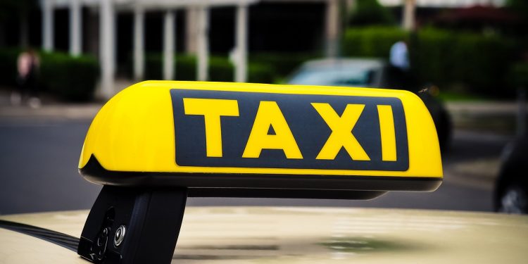 TAKSISTA SEKSUALNO ZLOSTAVLJAO DEČAKA U TOKU VOŽNJE! Srpska policija hitno reagovala, manijak uhapšen KAO U FILMU