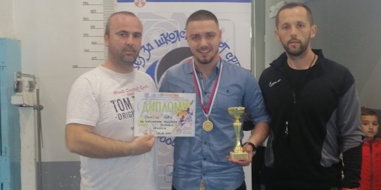 (VIDEO)Savez za školski sport iz Tutina dodijelio pehar i diplomu u znak priznanja za postignute rezultate Semin Hotu džudistI iz Tutina