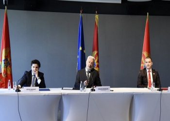 KRIVOKAPIĆ, ABAZOVIĆ I BEČIĆ OKREĆU SE PROTIV VUČIĆA: Izdali zajedničko saopštenje…