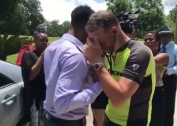 (VIDEO)Biciklom prešao 2.000 kilometara kako bi čuo otkucaje srca preminule kćerke u drugom čovjeku
