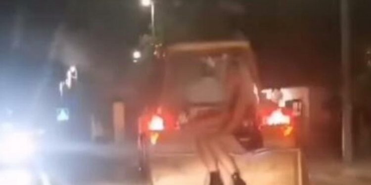 Hit scena na putu: Navukla minić i popela se na TRAKTOR! (VIDEO)