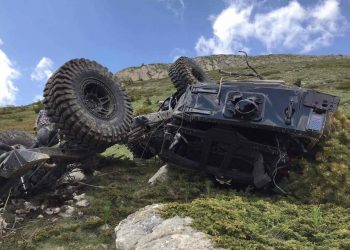 (VIDEO) PEĆ – Jedna osoba je povređena nakon prevrtanja automobila u organizaciji „Off Road“ u planinama Dečana.