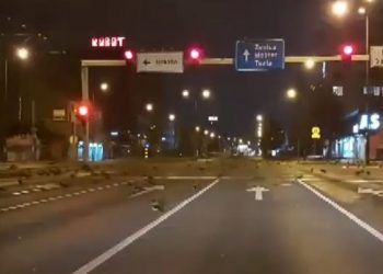 Jezivi snimak iz Sarajeva: Vrane “šetaju” gradom u “gluho doba”