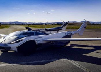 Transformacija za 15 sekundi: Leteći automobil uspešno obavio probni let između dva slovačka aerodroma