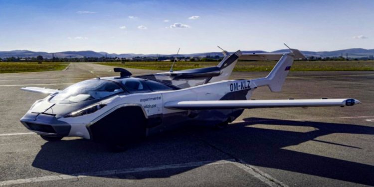 Transformacija za 15 sekundi: Leteći automobil uspešno obavio probni let između dva slovačka aerodroma