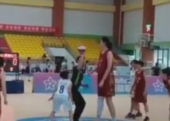 [VIDEO] Kineska košarkašica ima samo 14 godina i visoka je 2,26 metara, a u finalu je nitko nije mogao zaustaviti