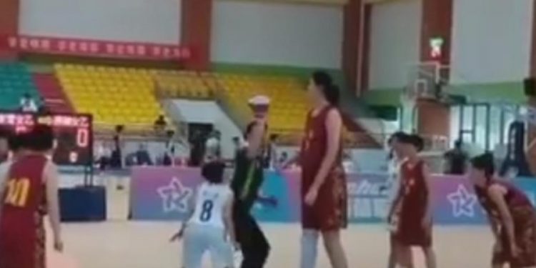 [VIDEO] Kineska košarkašica ima samo 14 godina i visoka je 2,26 metara, a u finalu je nitko nije mogao zaustaviti