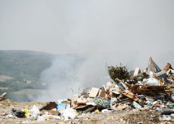 (VIDEO) BUKTI VEĆ DVA DANA Proglašena VANREDNA situacija u Požarevcu zbog požara na DEPONIJI