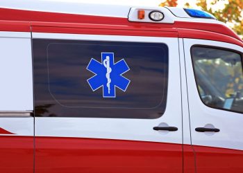 TRAGEDIJA: Medicinskoj sestri i vozaču PACIJENT PAO SA NOSILA, udario glavom i PREMINUO