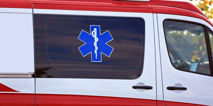 TRAGEDIJA: Medicinskoj sestri i vozaču PACIJENT PAO SA NOSILA, udario glavom i PREMINUO