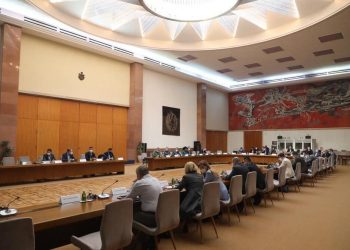 DA LI NAS ČEKAJU NOVE MERE? Krizni štab zaseda danas, na stolu dve glavne teme! STRUKA ZABRINUTA