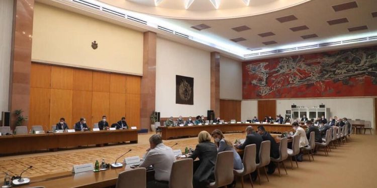 DA LI NAS ČEKAJU NOVE MERE? Krizni štab zaseda danas, na stolu dve glavne teme! STRUKA ZABRINUTA