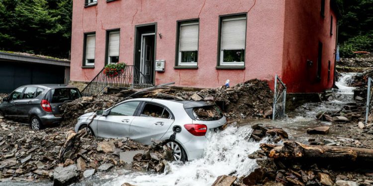 ( VIDEO) STIŽU JEZIVE VESTI IZ NEMAČKE: Nevreme odnelo čak 20 života, 50 nestalih u poplavama, uništeno na desetine kuća i automobila