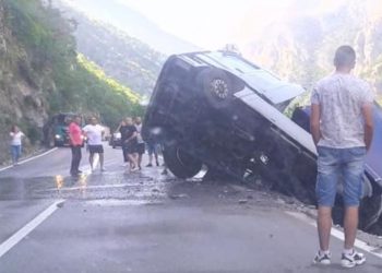 JEZIVO  Šleper visi IZNAD PROVALIJE