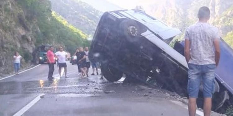 JEZIVO Šleper visi IZNAD PROVALIJE
