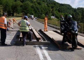(VIDEO) Zbog sanacije oštećenja na Paljevskom mostu, otežan saobraćaj na putu Ribariće-Novi Pazar