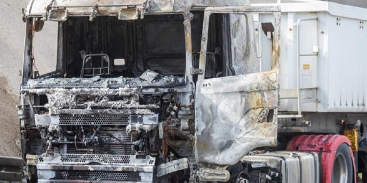 KAMION SE ZAPALIO: A više od 150 vozača snimalo požar i zaradilo kaznu