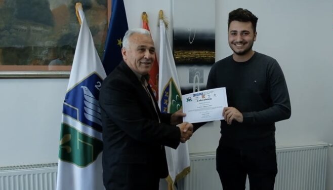 (VIDEO) Predsjednik opštine Tutin Salih Hot uručio sertifikate učesnicima programa “SKAPIRAJ SISTEM”