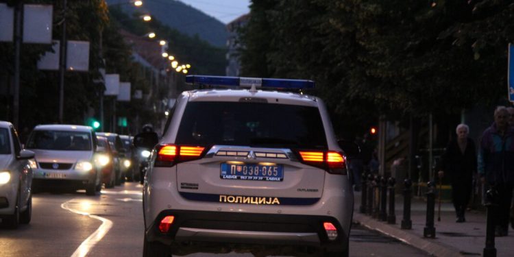 DRAMA U NOVOM PAZARU! Mladić preti da će da izvrši samoubistvo