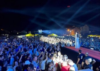 PROVOKACIJA SE OBISTINILA: Ceca Ražnatović, udovica ratnog zločinca Arkana, održala koncert pred 20.000 ljudi na stadionu FK Drina, pogledajte video