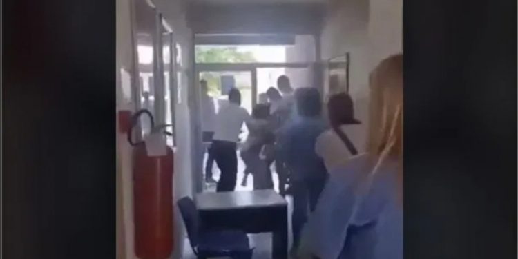 SITUACIJA NEIZDRŽIVA: Uznemirujući snimak tuče pacijentkinje i obezbjeđenja u Domu zdravlja u… (foto i video)