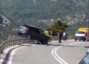 PRIZORI SA MJESTA NESREĆE LEDE KRV U ŽILAMA: AUTOMOBIL SE JEDVA ZADRŽAO NA BANKINI