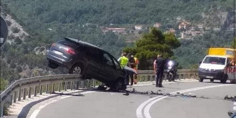 PRIZORI SA MJESTA NESREĆE LEDE KRV U ŽILAMA: AUTOMOBIL SE JEDVA ZADRŽAO NA BANKINI