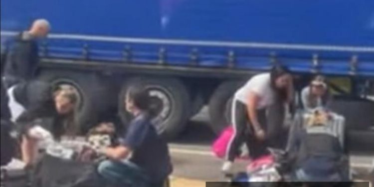 (VIDEO) FRANCUSKI SPECIJALISTI UŠLI U SRPSKI AUTOBUS, VRIŠTUĆI POLICIJU, POLICIJU! Pljačka 3 miliona eura u Parizu ulje je srpskih kriminalaca