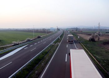 Prevrnuo se kamion na auto-putu E-75, povredjen vozač