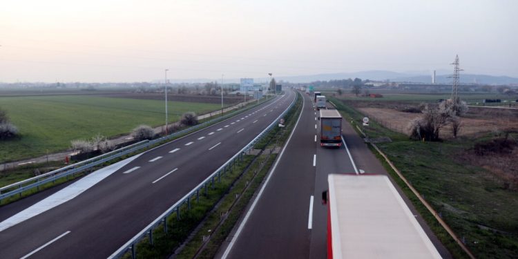 Prevrnuo se kamion na auto-putu E-75, povredjen vozač