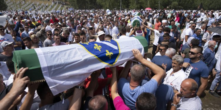 Britanska zvaničnica u Srebrenici: Desio se genocid, negiranje ugrožava mir