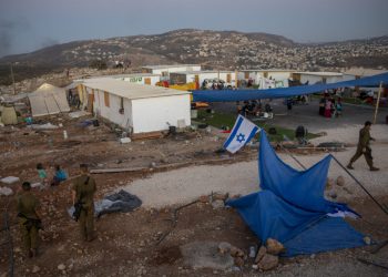 Jevrejski naseljenici upali u palestinsko selo u pratnji vojske i upucali mladića (20) u grudi