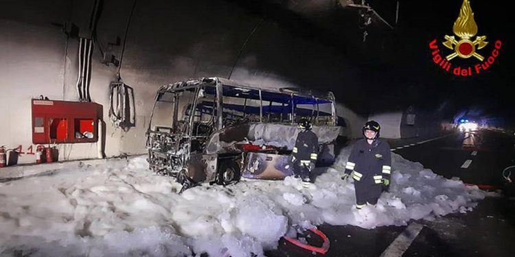 HEROJ DANA: Vozač spasio 25-ero djece iz zapaljenog autobusa