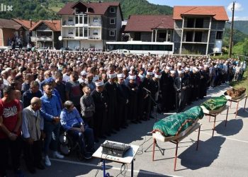 (VIDEO)BEGOV HAN: Hiljade ljudi na dženazi tri momka koji su poginuli u udesu uoči Bajrama…