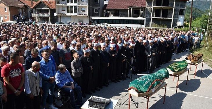 (VIDEO)BEGOV HAN: Hiljade ljudi na dženazi tri momka koji su poginuli u udesu uoči Bajrama…