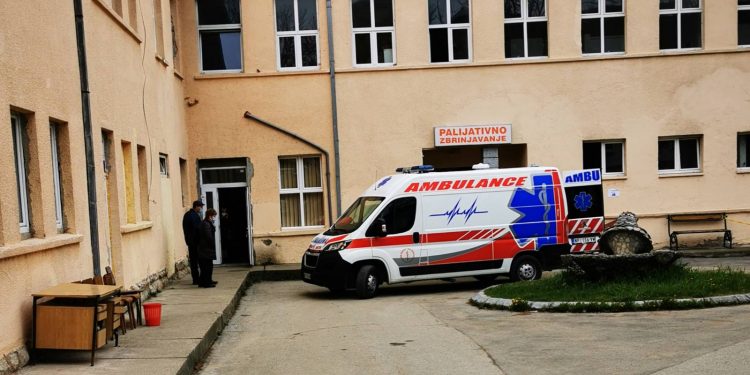 Poslije duže vremena preminuo covid pacijent, dvoje hospitalizovano
