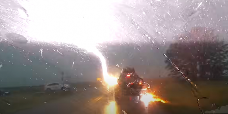 (VIDEO) Obitelj u autu pogodio grom četiri puta u sekundi!