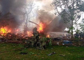 STRAVIČNI PRIZORI SA MJESTA NESREĆE: U padu filipinskog vojnog aviona najmanje 17 mrtvih (FOTO)