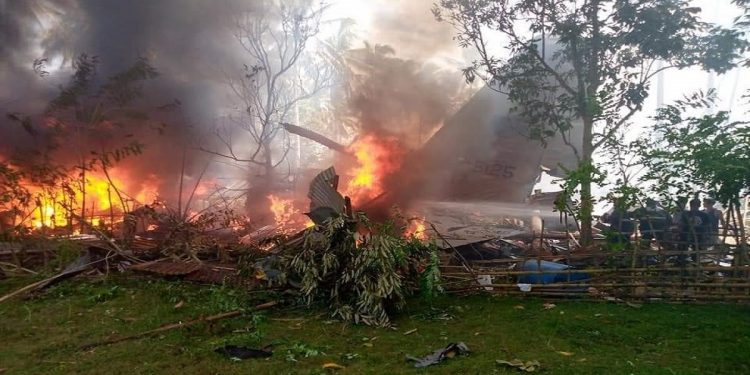 STRAVIČNI PRIZORI SA MJESTA NESREĆE: U padu filipinskog vojnog aviona najmanje 17 mrtvih (FOTO)