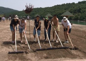 Akcijaši ORA sređuju Pazarsku plažu na jezeru Gazivode