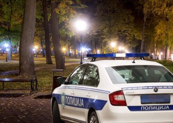 ŠOK NA BANOVOM BRDU: GO i sa pištoljem, trčao pored dece